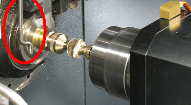 Broken tool detection device to protect the main and secondary shafts: used to detect whether the tool normally cuts the workpiece before the interactive processing of the main and secondary shafts