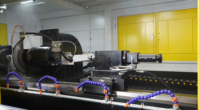Spring adjust center in tailstock